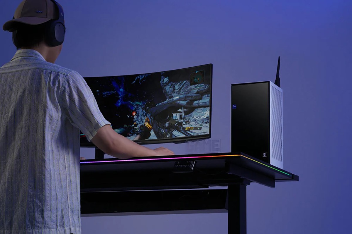 Thiết kế mặt bàn và hệ thống LED RGB trên Atlas Elite