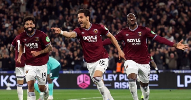 Konstantinos Mavropanos đánh đầu mở tỷ số cho West Ham United trước Wolves.