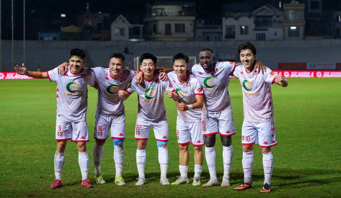 Các cầu thủ Hải Phòng ăn mừng chiến thắng trước Hà Nội FC