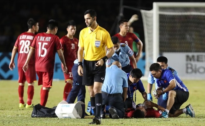 Trọng tài Al Jassim điều hành trận đấu.