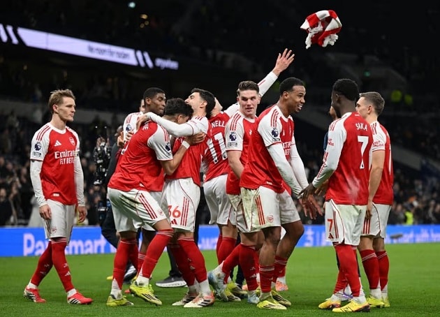 Các cầu thủ Arsenal ăn mừng chiến thắng quan trọng tại đấu trường châu lục.