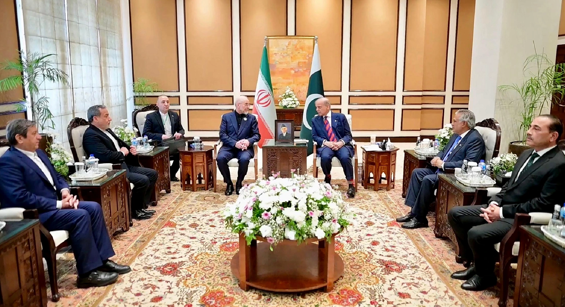 Tham mưu trưởng Lục quân Pakistan Asim Munir (phải), Ngoại trưởng Ishaq Dar (thứ hai từ phải), Thủ tướng Shehbaz Sharif (thứ ba từ phải) trong cuộc gặp với Chủ tịch Quốc hội Iran Mohammad Bagher Ghalibaf (thứ tư từ trái) và Ngoại trưởng Abbas Araghchi (thứ hai từ trái) trước thềm cuộc đàm phán Mỹ-Iran tại Islamabad ngày 11/4. Ảnh: AFP