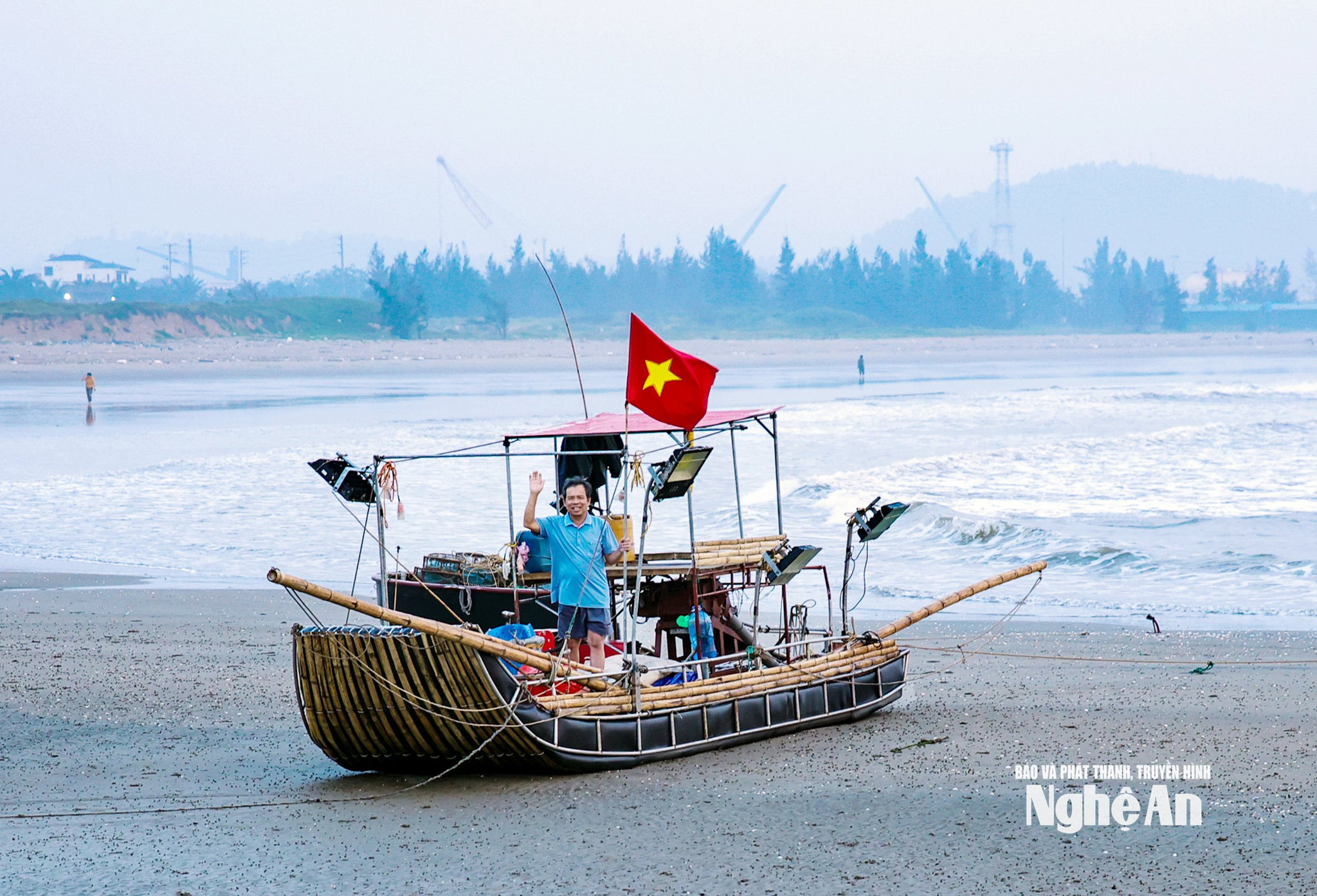 Trong lòng mỗi ngư dân Cửa Lò, tình yêu dành cho biển, cho Tổ quốc luôn hiện hữu như lá cờ bay trên mũi thuyền trong hành trình bám biển.