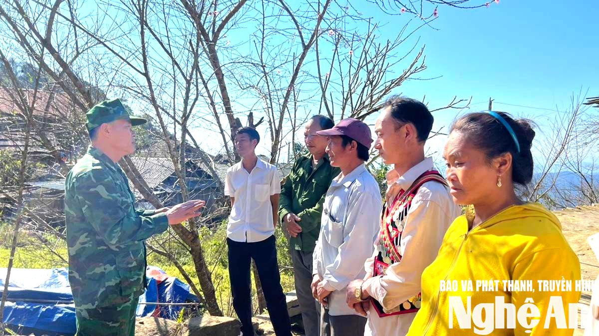 e.baonghean.vn-wp-content-uploads-2023-03-_can-bo-don-bien-phong-nhon-mai-trao-doi-voi-nguoi-dan-tren-duong-tuan-tra.-anh-cscc(1).jpg
