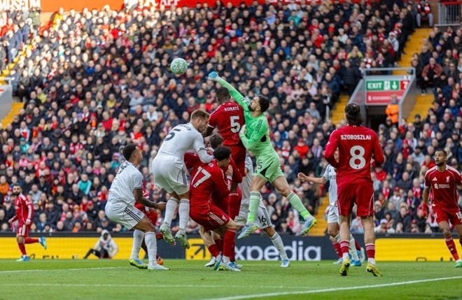 Thủ môn Giorgi Mamardashvili bảo toàn mành lưới cho Liverpool