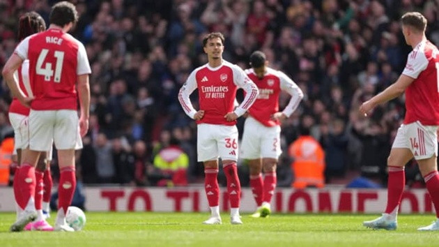 Các cầu thủ Arsenal thất thần sau khi để Bournemouth vượt lên dẫn trước.