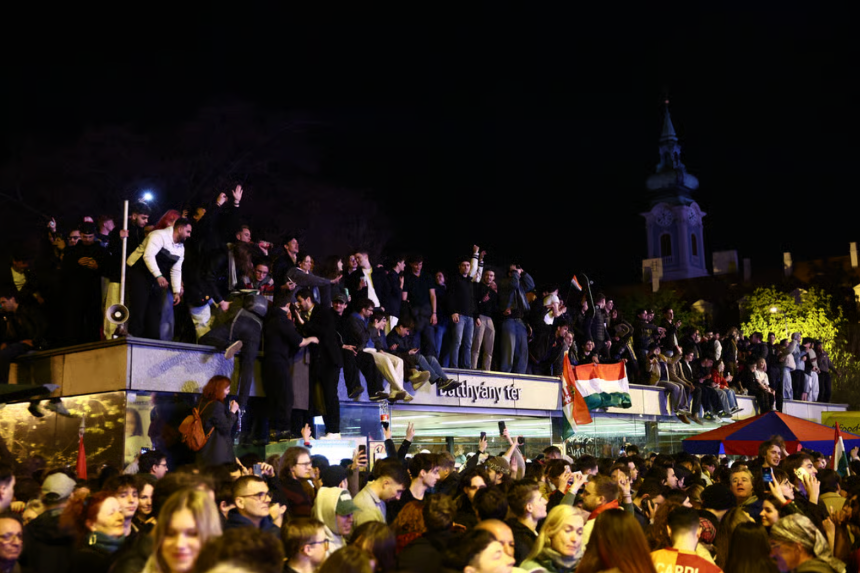 Những người ủng hộ Tisza ăn mừng tại Budapest sau chiến thắng bầu cử của Péter Magyar. Ảnh: AFP
