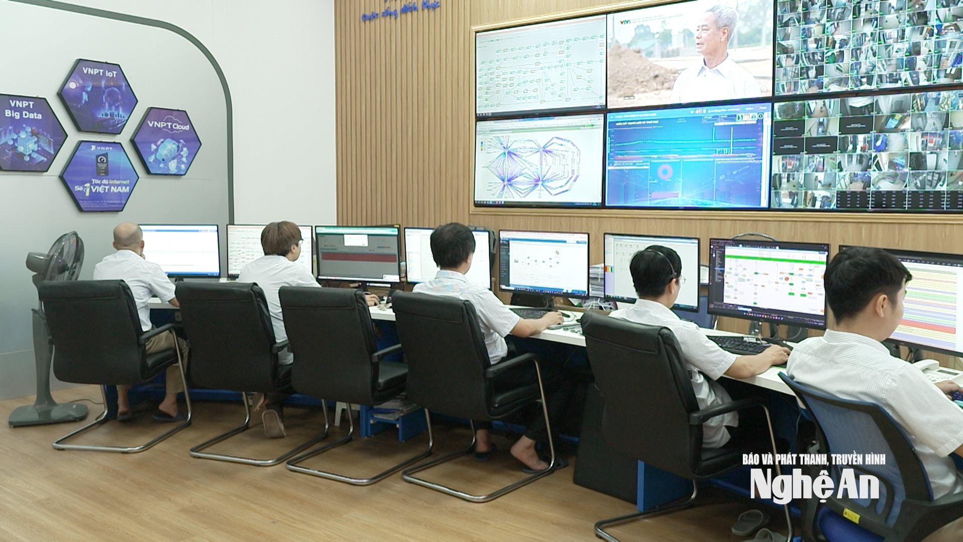 Trung tâm điều hành tại trụ sở VNPT Nghệ An. Ảnh: Kim Hoa