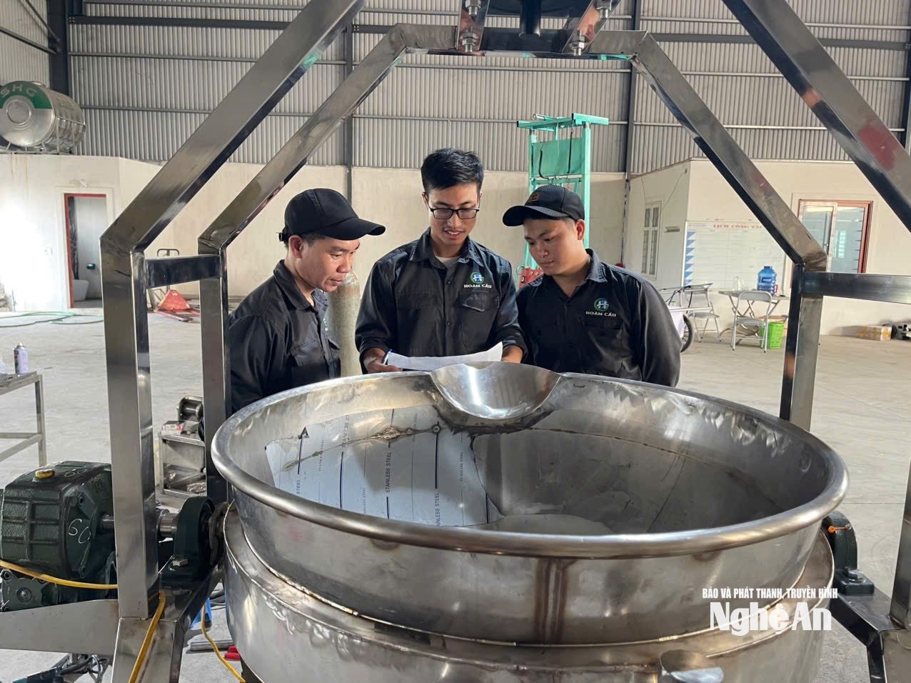 Những va vấp trong thực tế sản xuất, từ áp lực đến những bài học “vỡ ra” sau mỗi sự cố, đã trở thành chất liệu quan trọng giúp anh trưởng thành nhanh chóng. Ảnh: T.P