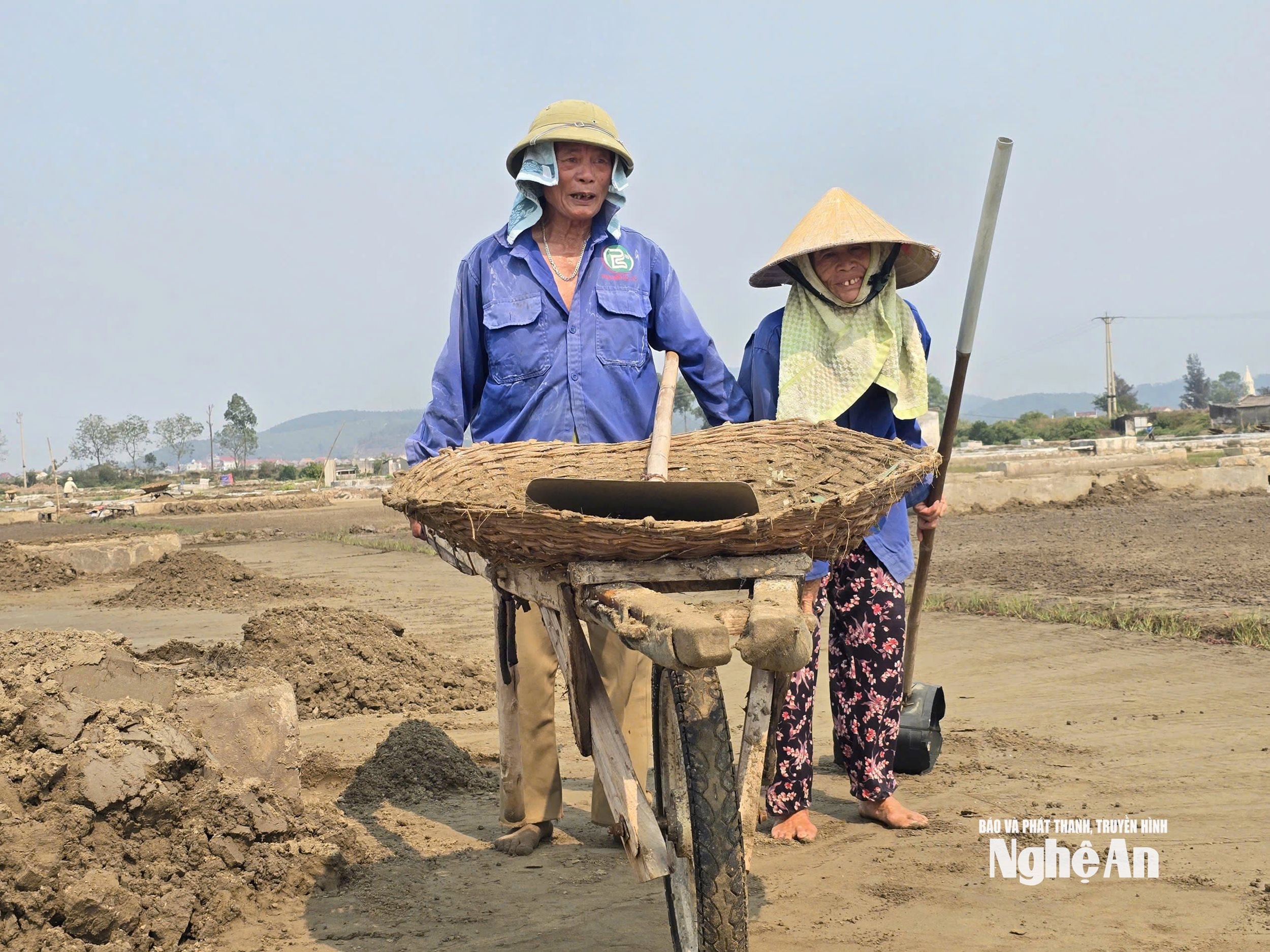 Actuellement, la main-d'œuvre des marais salants de Tan Thang est principalement composée de personnes âgées.