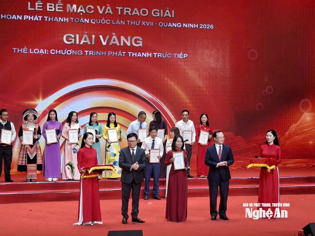 Tác phẩm phát thanh trực tiếp 