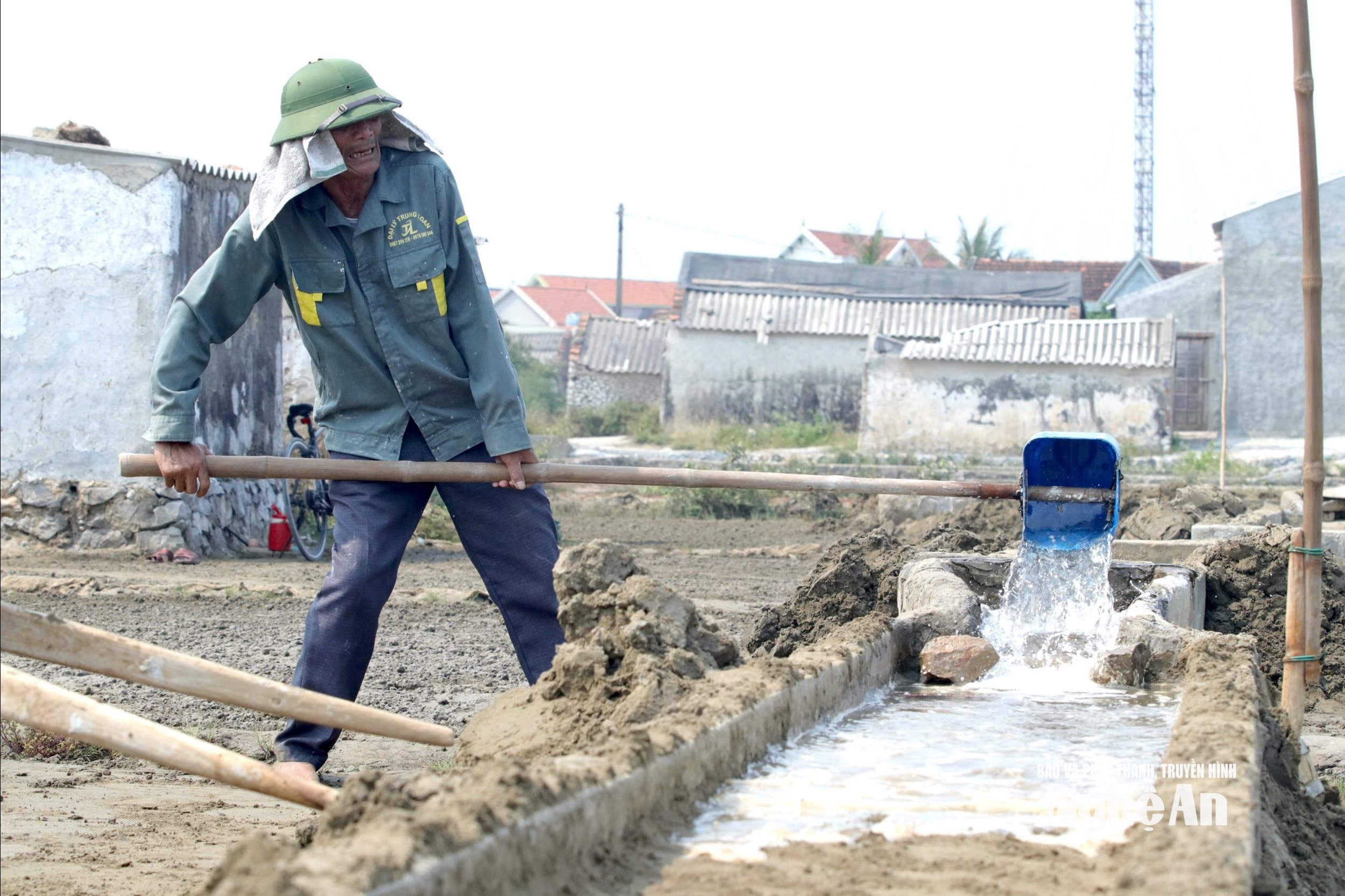 Les habitants puisent l'eau de mer dans le système de canaux qui entoure les champs et l'utilisent pour irriguer les terres avant de les laisser sécher.