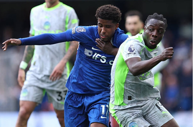 Tiền vệ Andrey Santos đảm nhận vai trò điều tiết lối chơi cho Chelsea trong hiệp một.