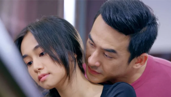 Tạo hình nhân vật Hoàng Dũng của Lương Thế Thành bên cạnh bạn diễn trong phim.