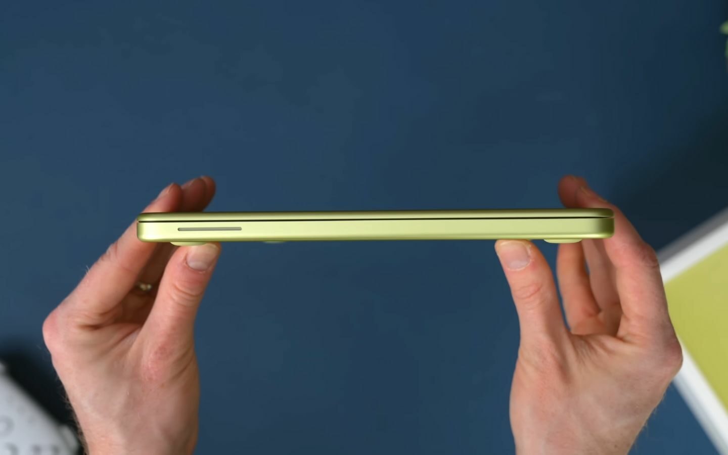 Loa của MacBook Neo được đặt hai bên thân máy, âm thanh nghe được nhưng hơi bí
