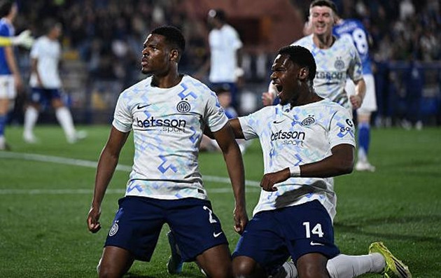 Denzel Dumfries và Marcus Thuram ăn mừng bàn thắng trong trận gặp Como.