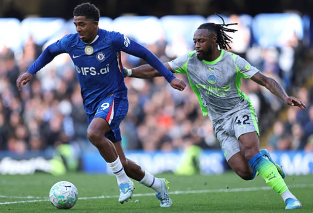 Trung vệ Wesley Fofana cố gắng chỉ huy hàng phòng ngự Chelsea trước sức ép từ Man City.