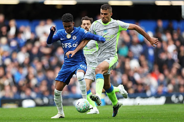 Tài năng trẻ Estevao gặp khó khăn trước hệ thống phòng ngự của Man City tại Stamford Bridge.