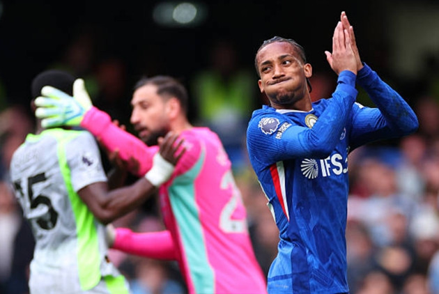 Tiền đạo Joao Pedro nỗ lực tranh chấp bóng trước các hậu vệ Man City.