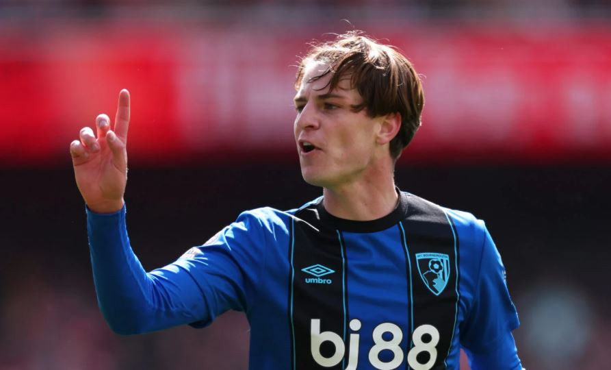 Alex Scott mục tiêu của MU Tiền vệ Alex Scott được đánh giá là mục tiêu chuyển nhượng hàng đầu của Man Utd.