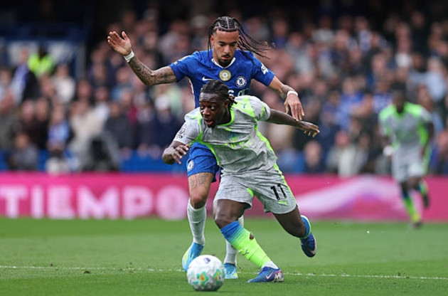 Hậu vệ Malo Gusto nỗ lực ngăn chặn các pha leo biên của Man City trong hiệp một.
