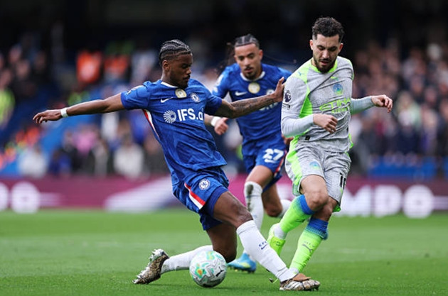 Trung vệ trẻ Jorrel Hato trong tình huống luân chuyển bóng từ tuyến dưới cho Chelsea.