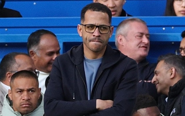 HLV Liam Rosenior bế tắc trên băng ghế chỉ đạo của Chelsea