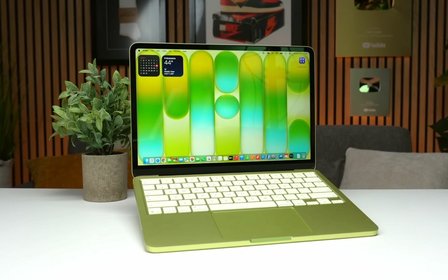MacBook Neo toàn bộ thân máy được làm từ nhôm nguyên khối, bo cạnh và góc cong mềm