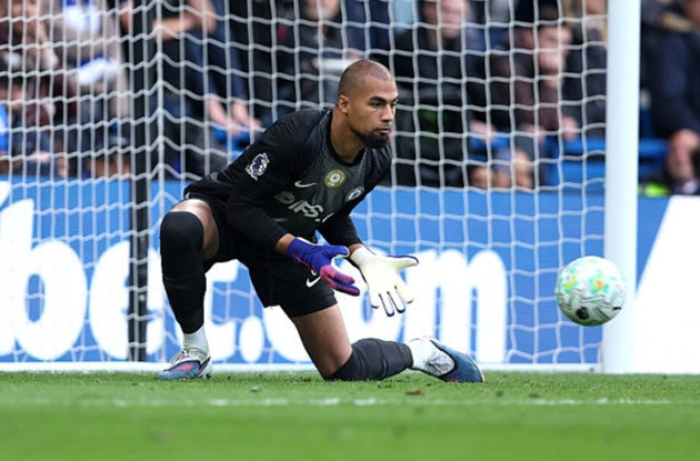 Thủ môn Robert Sanchez thực hiện 4 pha cứu thua quan trọng cho Chelsea trong hiệp một trước Man City.