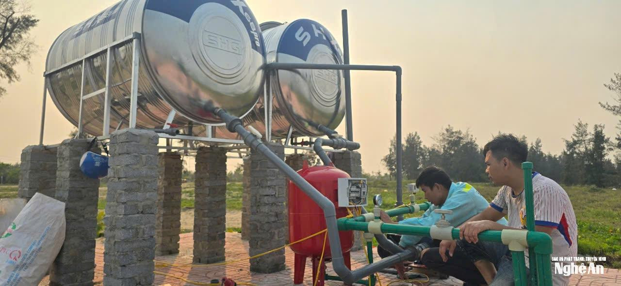 bao-nghe-an_-cong-nhan-thi-cong-lap-dat-dau-noi-he-thong-duong-ong-cap-nuoc-kiem-tra-ap-luc-nuoc.jpg