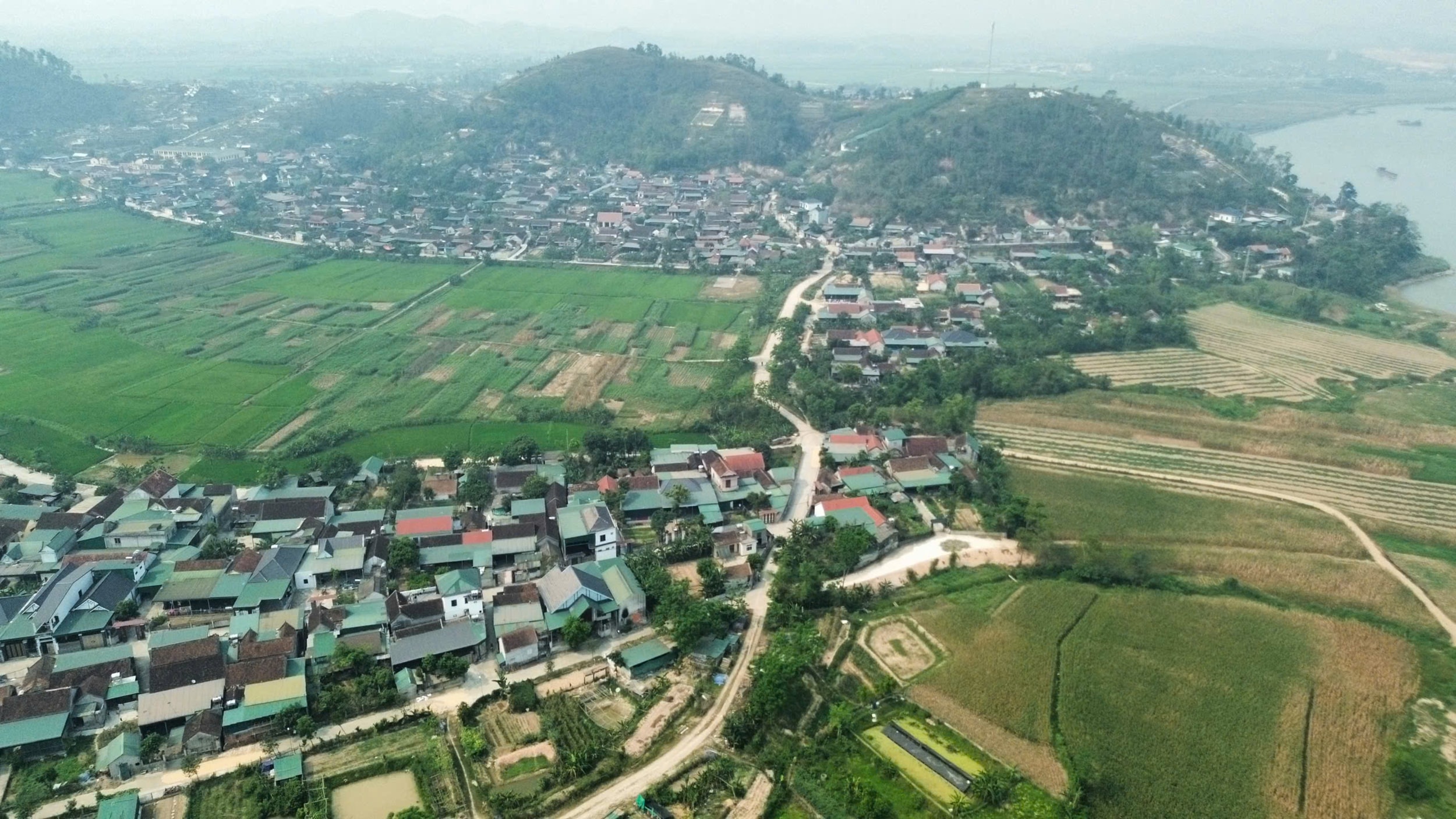 Tuyến đê Lương - Yên - Khai nhìn từ trên cao. Ảnh: Tiến Đông