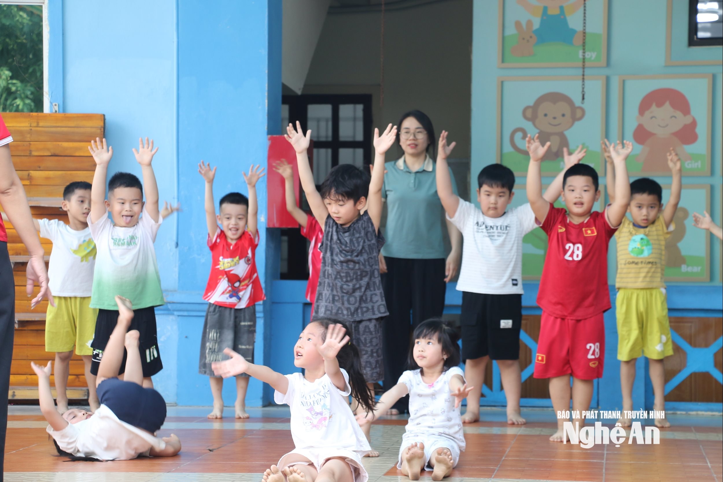 Giáo viên và học sinh Trường mầm non Bến Thủy chuẩn bị cho chương trình Vũ điệu tuổi thơ. Ảnh: Mỹ Hà