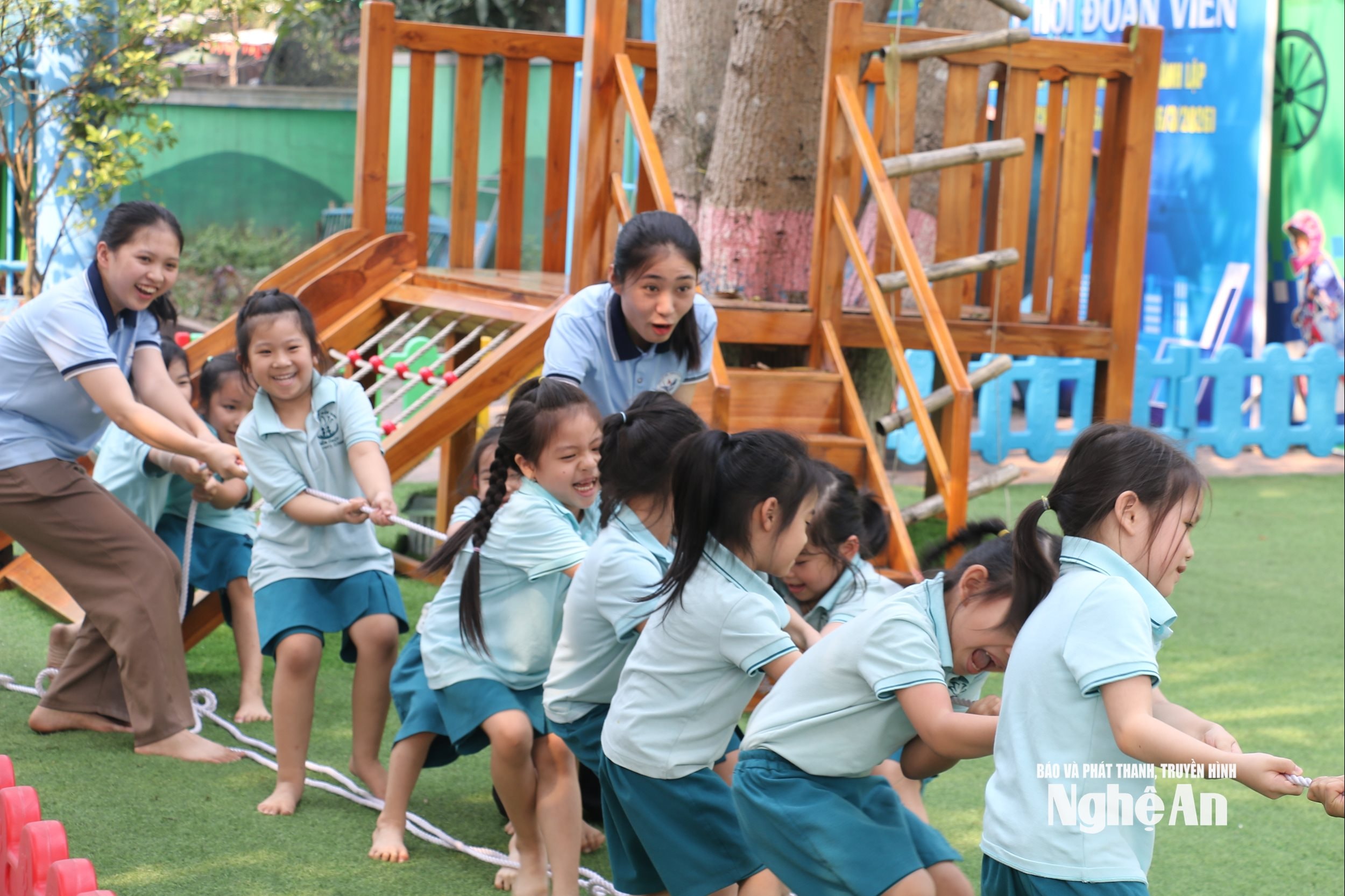 Giờ ra chơi của các học sinh mầm non. Ảnh: Mỹ Hà