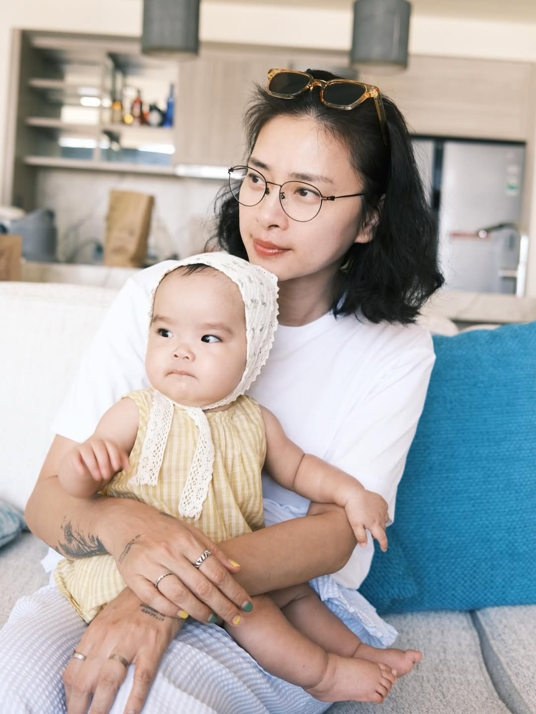 Bé Gạo diện váy vàng pastel xinh xắn trong chuyến du lịch biển Hồ Tràm cùng gia đình Ngô Thanh Vân.
