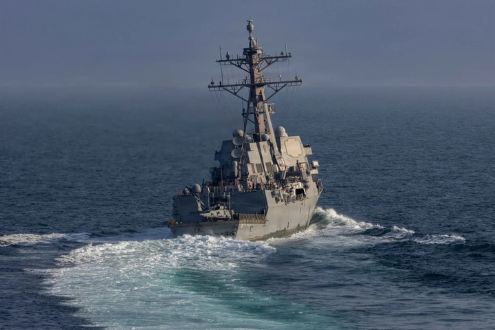 Tàu khu trục USS Frank E. Petersen Jr. (DDG 121) của Hải quân Mỹ di chuyển trên Biển Ả Rập.