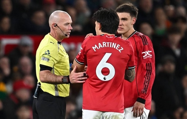 Lisandro Martinez nhận thẻ đỏ trực tiếp sau khi VAR can thiệp tại Old Trafford