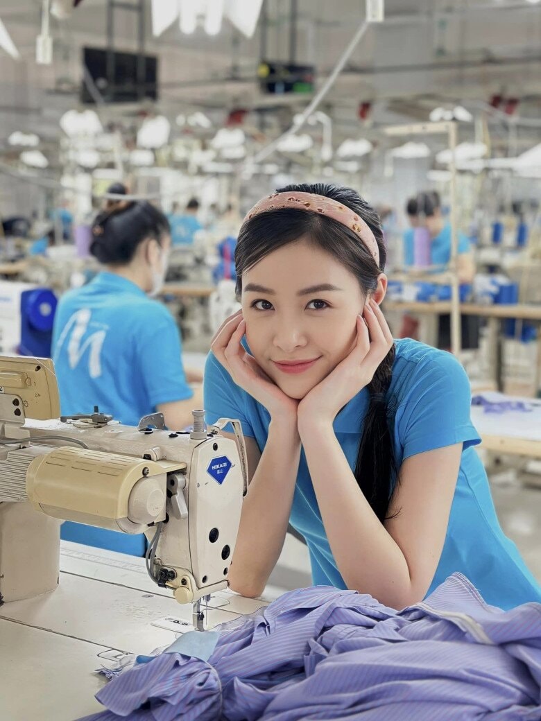 Tạo hình nữ công nhân trong Làng Trong Phố của Trang Emma