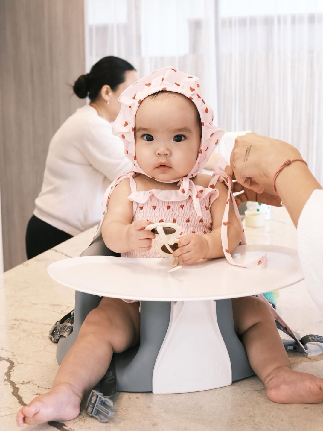Bé Gạo 8 tháng tuổi đã ngồi vững và tự lập trong việc ăn uống.