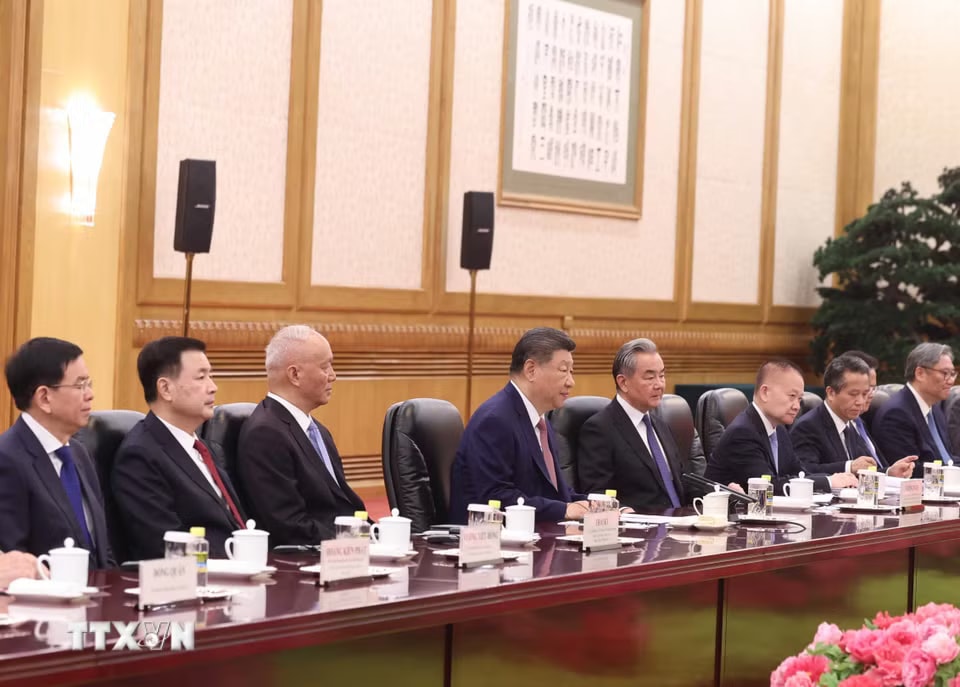 Tổng Bí thư, Chủ tịch nước Trung Quốc Tập Cận Bình và thành viên Đoàn cấp cao Trung Quốc tại cuộc hội đàm với Tổng Bí thư, Chủ tịch nước Tô Lâm và Đoàn cấp cao Việt Nam. (Ảnh: Thống Nhất/TTXVN)