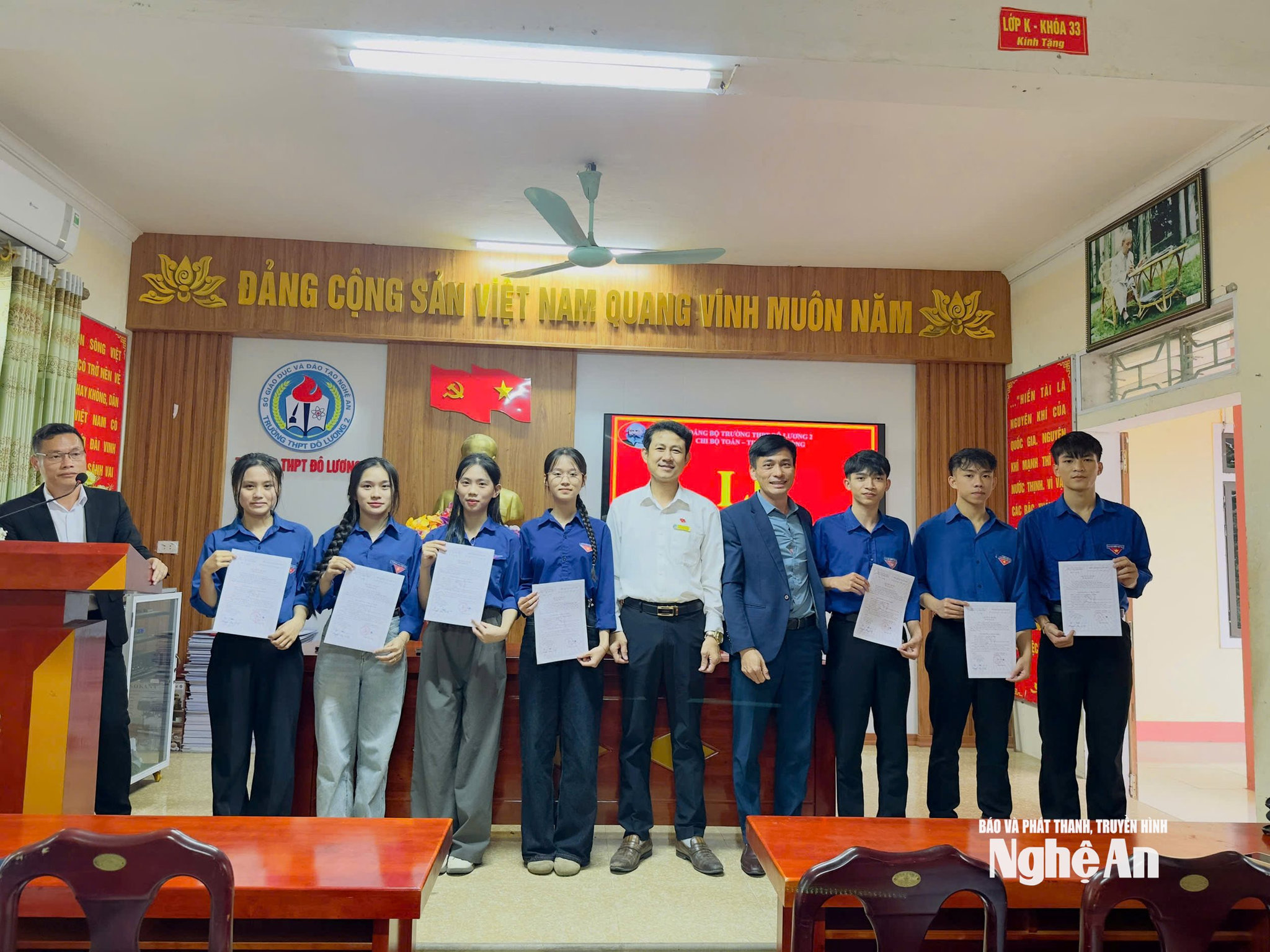 Lễ kết nạp đảng viên ở Trường THPT Đô Lương 2. Ảnh: Bùi Thọ