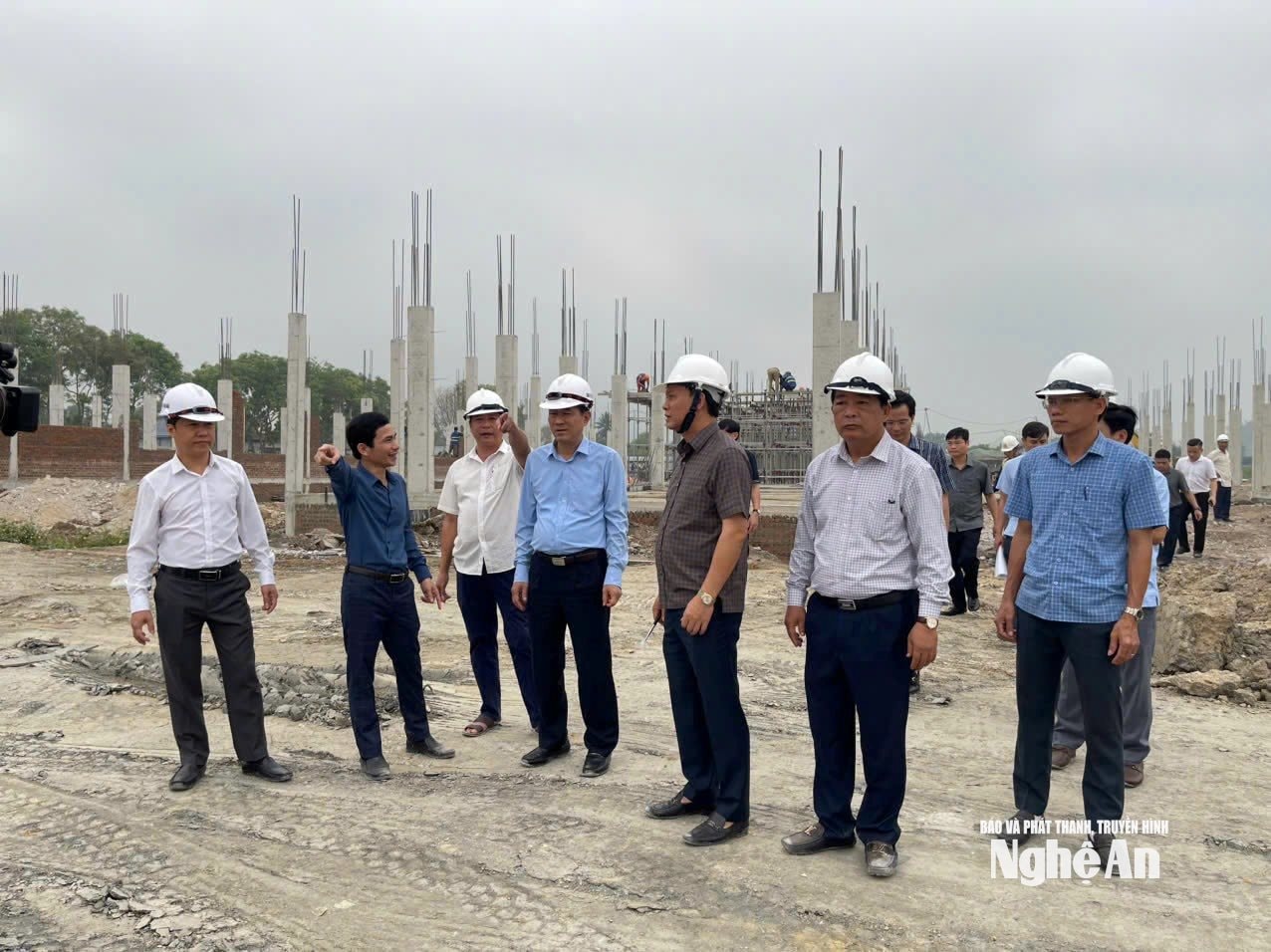 Đồng chí Thái Văn Thành kiểm tra hiện trường Dự án Trường Phổ thông nội trú liên cấp Tiểu học và Trung học cơ sở xã Anh Sơn. Ảnh: Hoàng Hiếu
