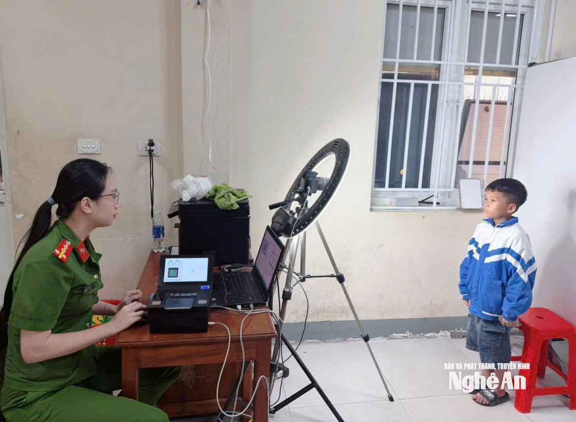 Chụp ảnh làm căn cước tại Công an xã Diễn Châu. Ảnh: PV