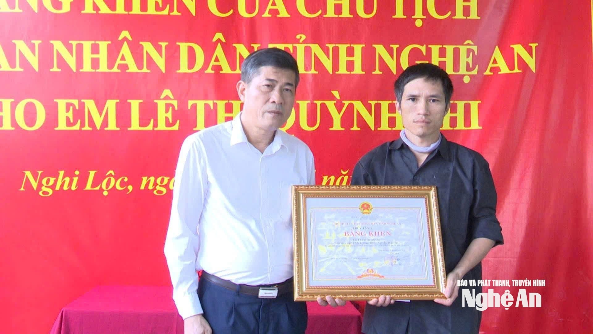 Phó chủ tịch UBND Tỉnh truy tặng Bằng khen cho gia đình em Lê Thị Quỳnh Chi