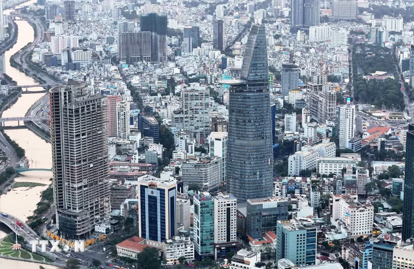 Việt Nam phấn đấu tăng trưởng GDP bình quân đạt từ 10%/năm trở lên gắn với giữ vững ổn định kinh tế vĩ mô, kiểm soát lạm phát, bảo đảm các cân đối lớn; cải thiện và nâng cao toàn diện đời sống nhân dân. (Ảnh: Hồng Đạt/TTXVN)