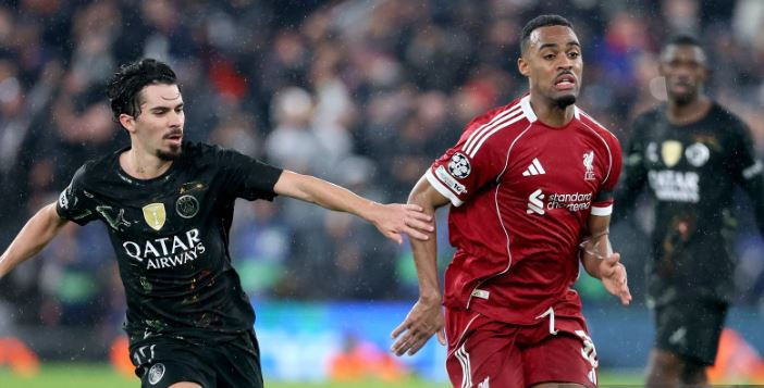 Ryan Gravenberch nỗ lực kéo bóng cho Liverpool