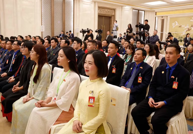 Đại biểu thanh niên Việt Nam-Trung Quốc tham gia chương trình “Hành trình Đỏ nghiên cứu, học tập” tại cuộc gặp gỡ với Tổng Bí thư, Chủ tịch nước Tô Lâm và Tổng Bí thư, Chủ tịch nước Trung Quốc Tập Cận Bình. (Ảnh: THỐNG NHẤT/TTXVN) vna-potal-tong-bi-thu-chu-tich-nuoc-to-lam-va-tong-bi-thu-chu-tich-nuoc-tap-can-binh-gap-go-thanh-nien-hai-nuoc-8702392.jpg