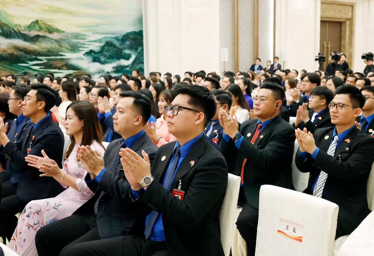 Đại biểu thanh niên Việt Nam-Trung Quốc tham gia chương trình “Hành trình Đỏ nghiên cứu, học tập” tại cuộc gặp gỡ với Tổng Bí thư, Chủ tịch nước Tô Lâm và Tổng Bí thư, Chủ tịch nước Trung Quốc Tập Cận Bình. (Ảnh: THỐNG NHẤT/TTXVN) vna-potal-tong-bi-thu-chu-tich-nuoc-to-lam-va-tong-bi-thu-chu-tich-nuoc-tap-can-binh-gap-go-thanh-nien-hai-nuoc-8702393.jpg