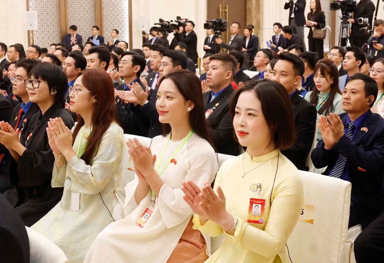 Đại biểu thanh niên Việt Nam-Trung Quốc tham gia chương trình “Hành trình Đỏ nghiên cứu, học tập” tại cuộc gặp gỡ với Tổng Bí thư, Chủ tịch nước Tô Lâm và Tổng Bí thư, Chủ tịch nước Trung Quốc Tập Cận Bình. (Ảnh: THỐNG NHẤT/TTXVN) vna-potal-tong-bi-thu-chu-tich-nuoc-to-lam-va-tong-bi-thu-chu-tich-nuoc-tap-can-binh-gap-go-thanh-nien-hai-nuoc-8702394.jpg