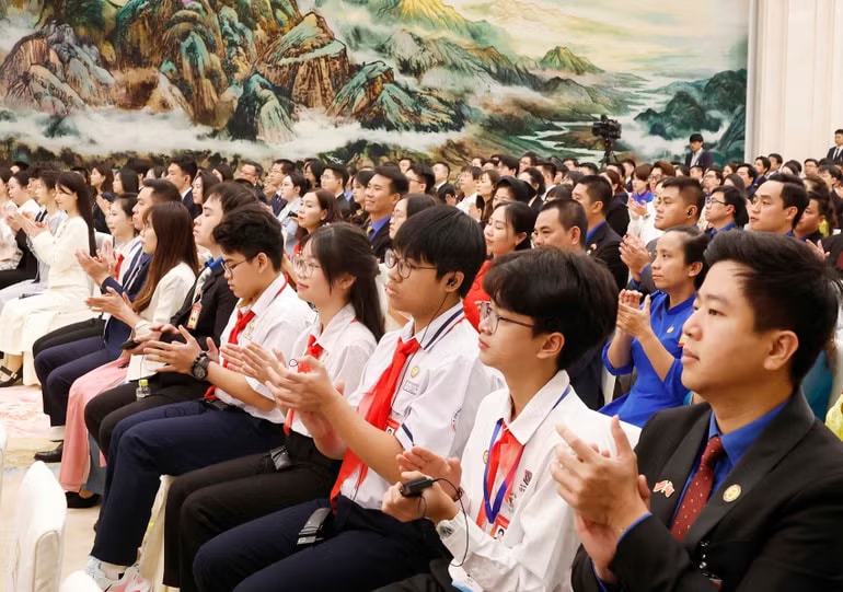 Đại biểu thanh niên Việt Nam-Trung Quốc tham gia chương trình “Hành trình Đỏ nghiên cứu, học tập” tại cuộc gặp gỡ với Tổng Bí thư, Chủ tịch nước Tô Lâm và Tổng Bí thư, Chủ tịch nước Trung Quốc Tập Cận Bình. (Ảnh: THỐNG NHẤT/TTXVN) vna-potal-tong-bi-thu-chu-tich-nuoc-to-lam-va-tong-bi-thu-chu-tich-nuoc-tap-can-binh-gap-go-thanh-nien-hai-nuoc-8702395.jpg