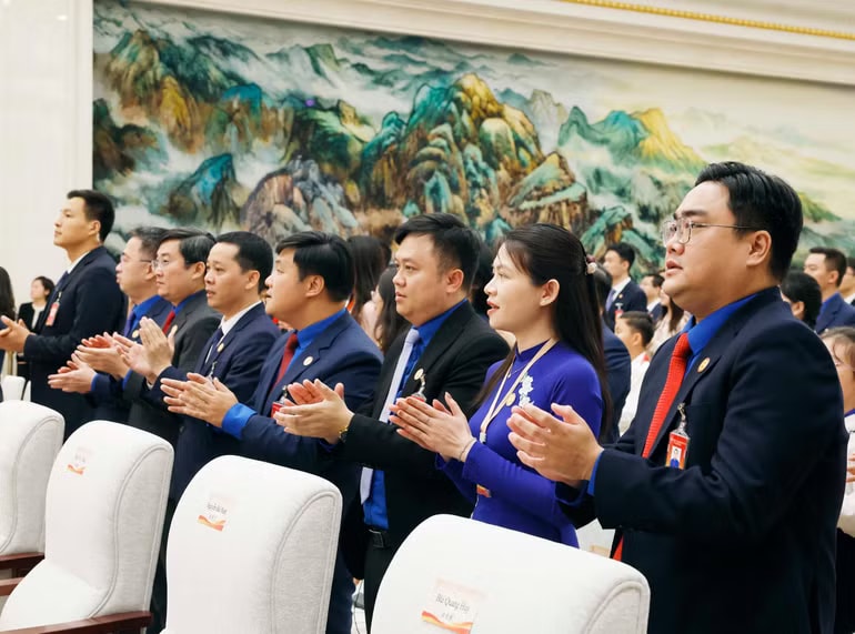 Đại biểu thanh niên Việt Nam-Trung Quốc tham gia chương trình “Hành trình Đỏ nghiên cứu, học tập” tại cuộc gặp gỡ với Tổng Bí thư, Chủ tịch nước Tô Lâm và Tổng Bí thư, Chủ tịch nước Trung Quốc Tập Cận Bình. (Ảnh: THỐNG NHẤT/TTXVN) vna-potal-tong-bi-thu-chu-tich-nuoc-to-lam-va-tong-bi-thu-chu-tich-nuoc-tap-can-binh-gap-go-thanh-nien-hai-nuoc-8702396.jpg